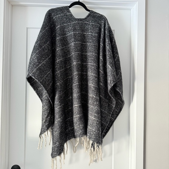 NWT- Women’s Chic Black Woolrich Shawl/Wrap One Size - Picture 4 of 10